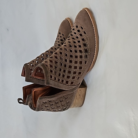 Jeffrey Campbell Taggart Open Weave Cut Out Bootie Suede Beige Tan Size 8 - Picture 4 of 13